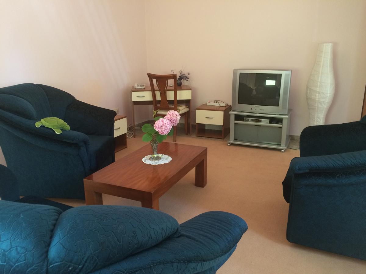 Bed and Breakfast Friends House Tirana Esterno foto