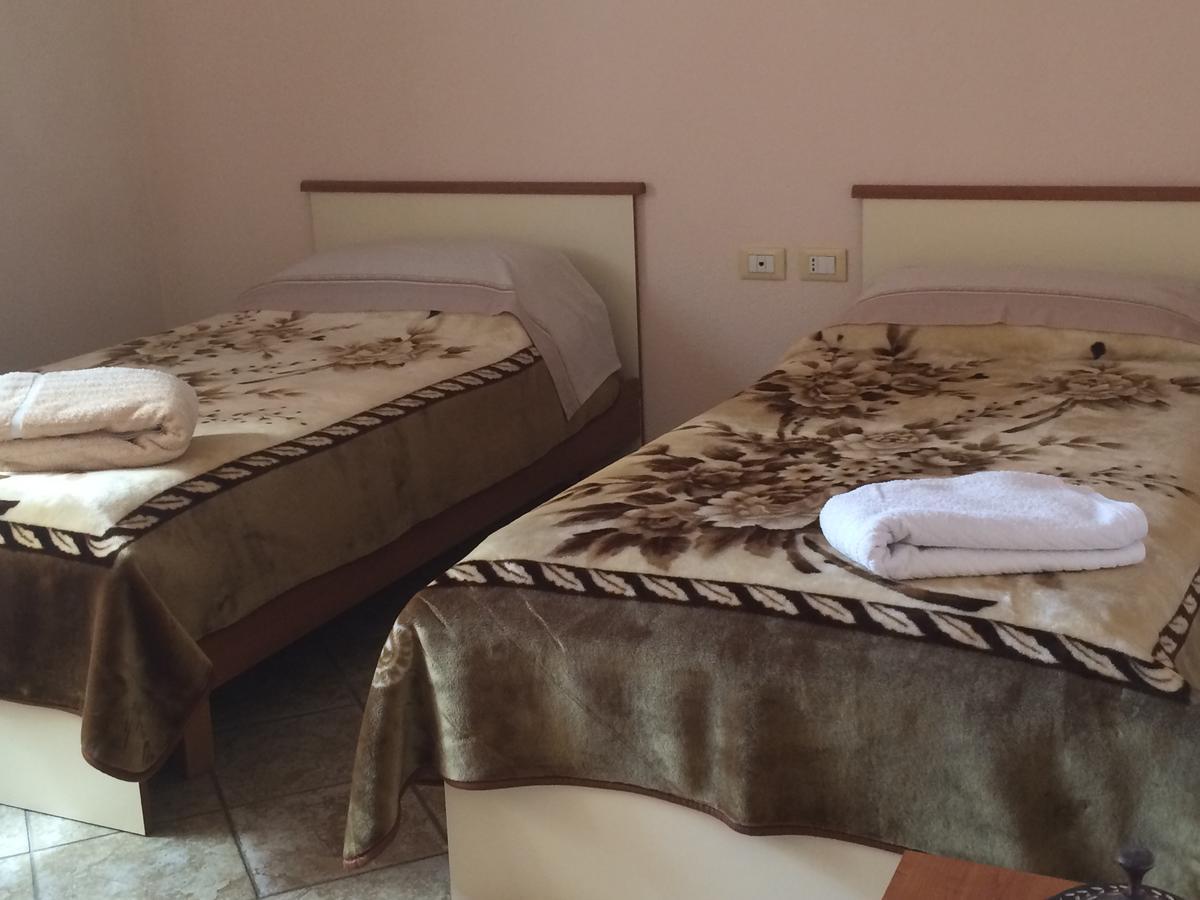 Bed and Breakfast Friends House Tirana Esterno foto